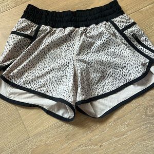 Lululemon Tracker Shorts Dottie Dash 6